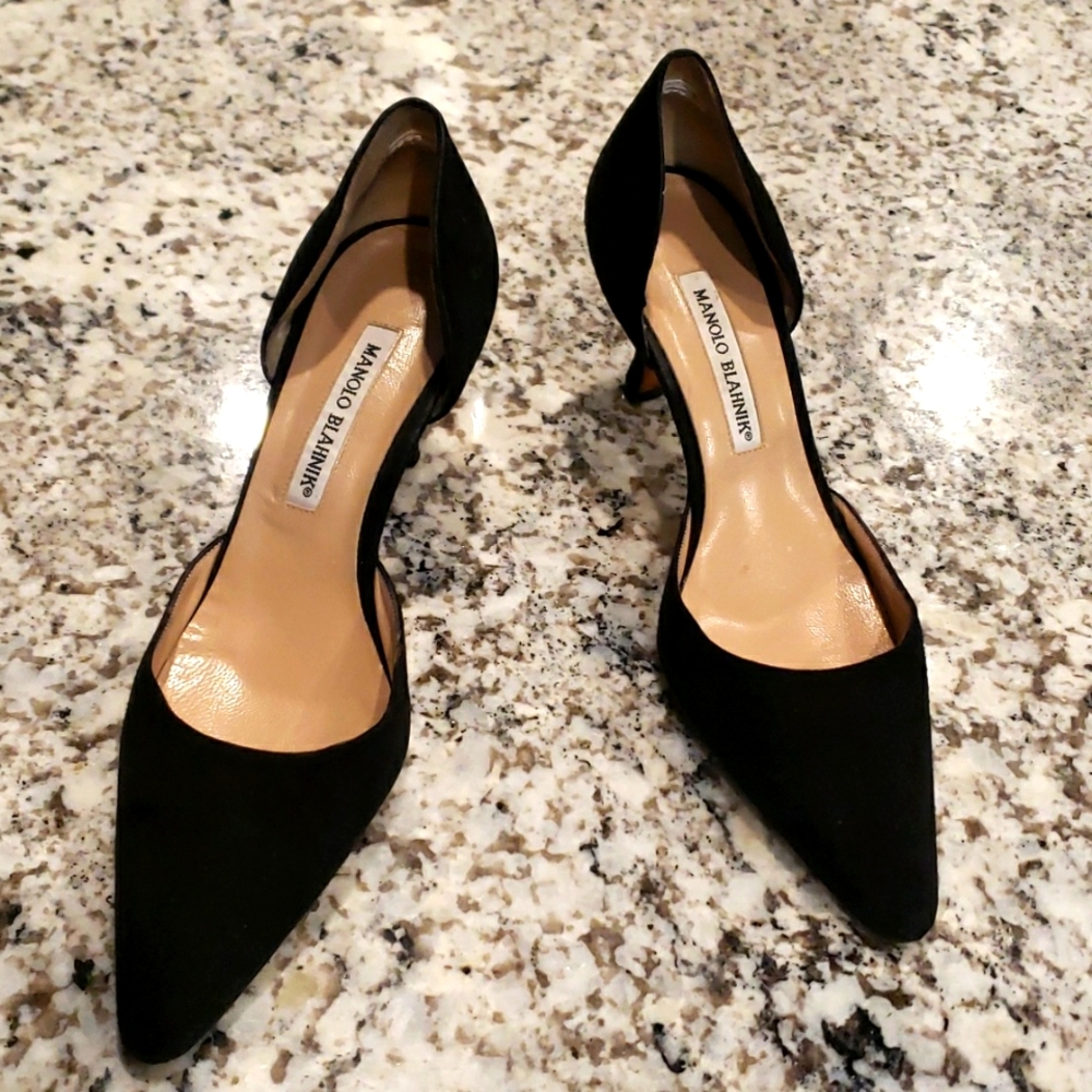 Gently worn Manolo Blahnik designer black suede pump size 38/8.
